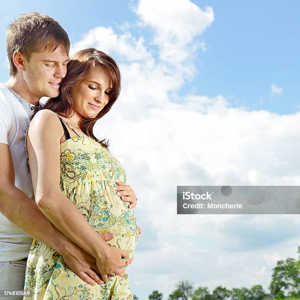 Schwangere Paar Im Freien Stockfoto und mehr Bilder von Anfang - Anfang, Attraktive Frau, Bauch
