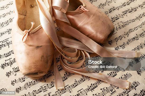 Photo libre de droit de Chaussons De Ballet banque d'images et plus d'images libres de droit de Apprentissage - Apprentissage, Musique, Partition musicale