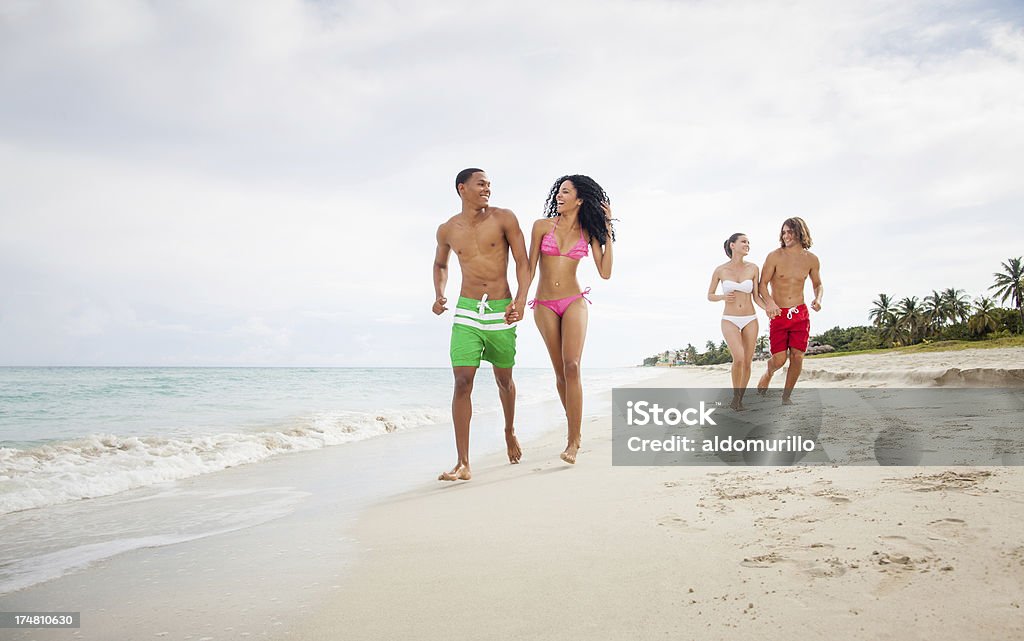 플레이풀 커플들을 해변 - 로열티 프리 20-29세 스톡 사진