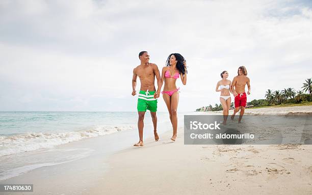 플레이풀 커플들을 해변 20-29세에 대한 스톡 사진 및 기타 이미지 - 20-29세, 긍정적인 감정 표현, 남성
