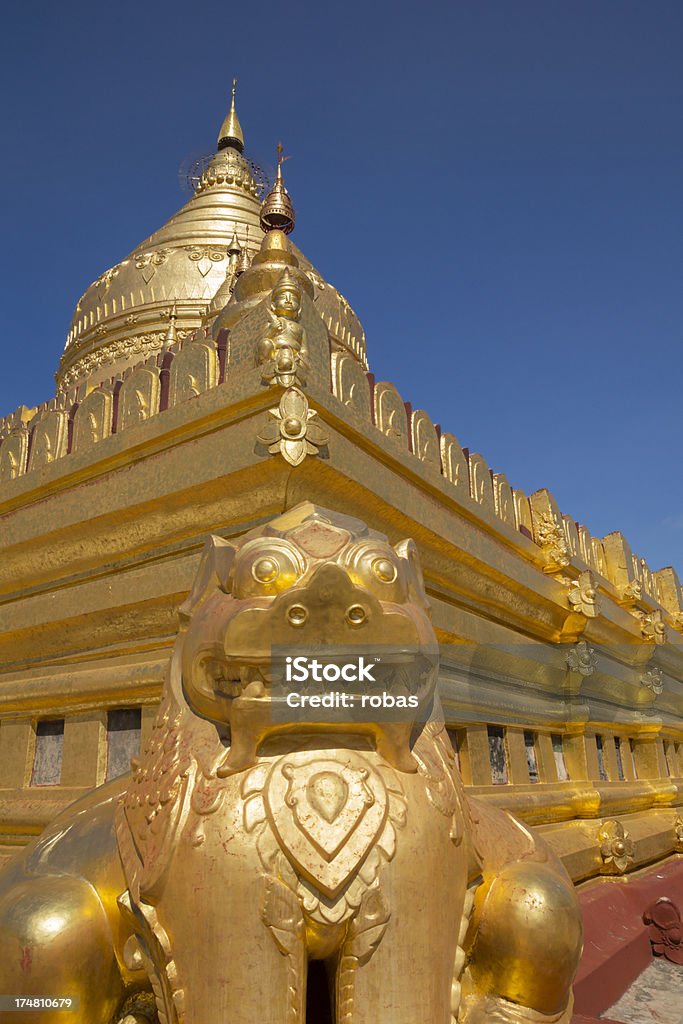 León de oro del Shwezigon pagoda en Bagan, Myanmar. - Foto de stock de Aguja - Chapitel libre de derechos