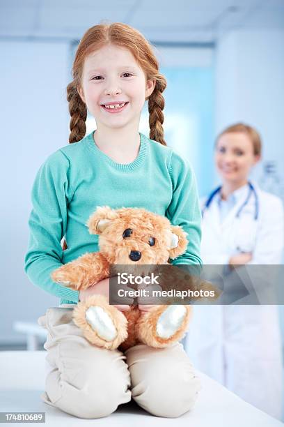 Niña Con De Peluche Foto de stock y más banco de imágenes de 8-9 años - 8-9 años, Adulto, Agarrar