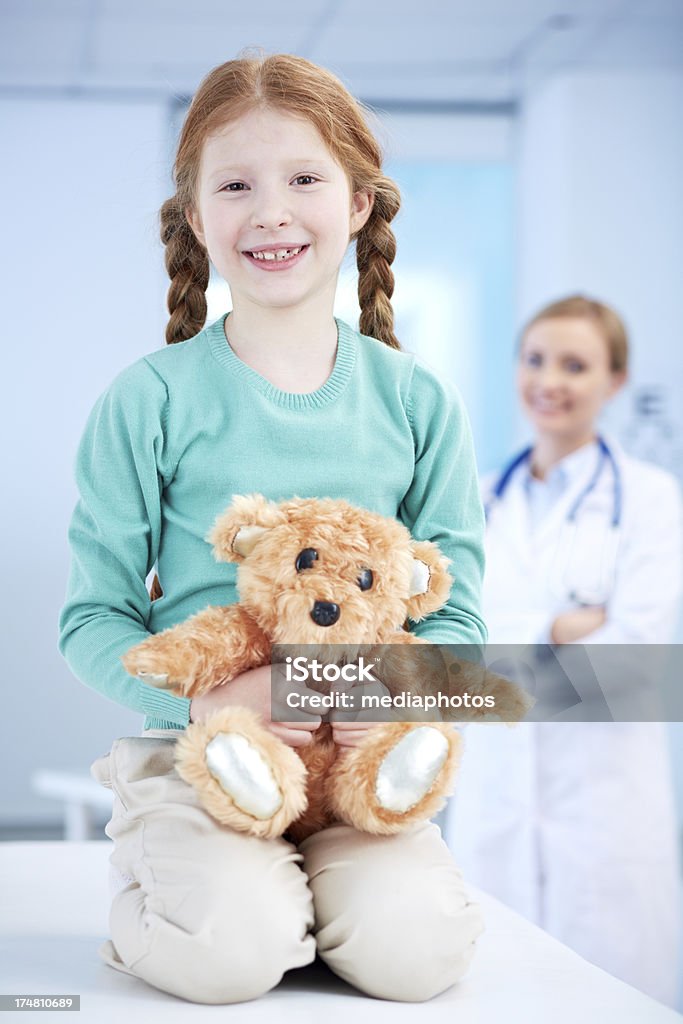 Menina com ursinho - Foto de stock de 8-9 Anos royalty-free