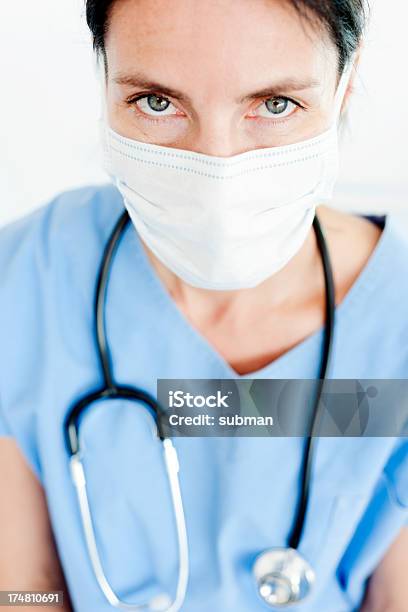 Retrato De Um Médico Feminino - Fotografias de stock e mais imagens de Adulto - Adulto, Clínica médica, Cuidados de Saúde e Medicina