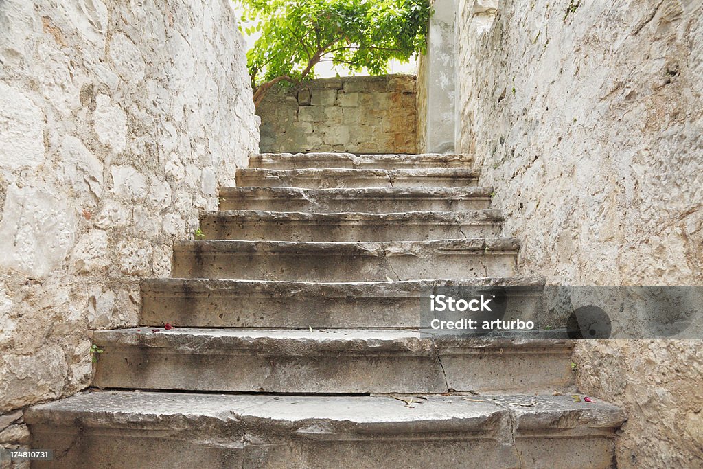 Robusto città acciottolato di balena con scale Croazia - Foto stock royalty-free di Acciottolato