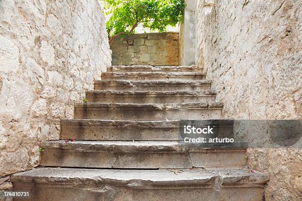 Robusto Città Acciottolato Di Balena Con Scale Croazia - Fotografie stock e altre immagini di Acciottolato