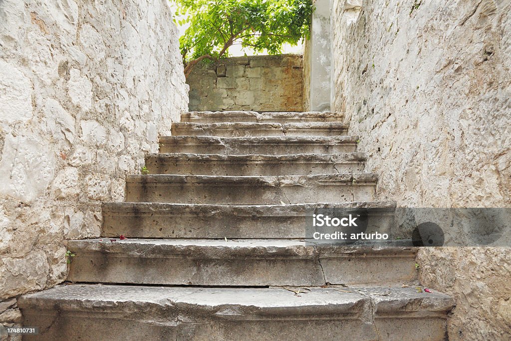 Wytrzymały miasta brukowanej alley ze schodów, Chorwacja - Zbiór zdjęć royalty-free (Chorwacja)