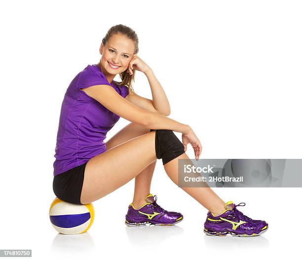 Foto de Menina Sentada Sobre Vôlei e mais fotos de stock de Adolescente - Adolescente, Voleibol, Vôlei