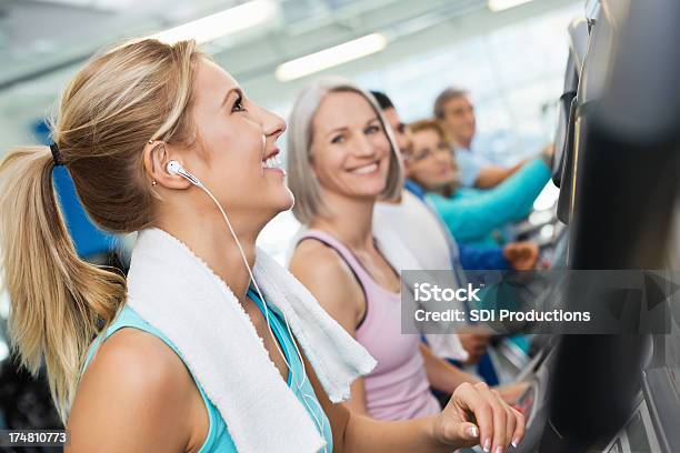 Mujer Joven Con Auriculares Trabajando En La Máquina Trotadora Del Gimnasio Foto de stock y más banco de imágenes de 20 a 29 años