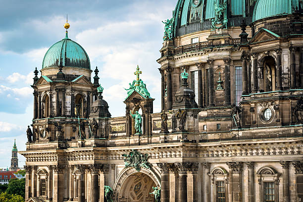 собор в берлин, германия - berlin cathedral berlin germany museum island sunlight стоковые фото и изображения