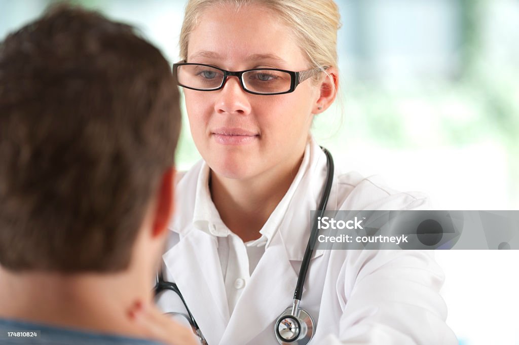 Arzt einen Patienten Puls - Lizenzfrei Allgemeinarztpraxis Stock-Foto