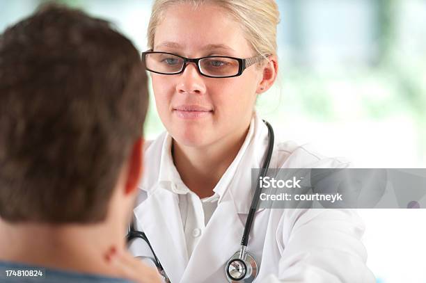 Arzt Einen Patienten Puls Stockfoto und mehr Bilder von Allgemeinarztpraxis - Allgemeinarztpraxis, Anleitung - Konzepte, Arbeiten