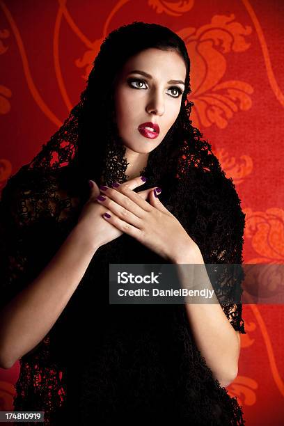 Donna Con Velo In Pizzo Nero - Fotografie stock e altre immagini di Adulto - Adulto, Beautiful Woman, Bellezza