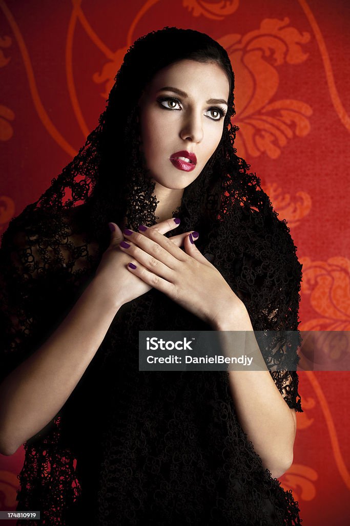 Женщина с черной кружевной вуаль - Стоковые фото Вертикальный роялти-фри