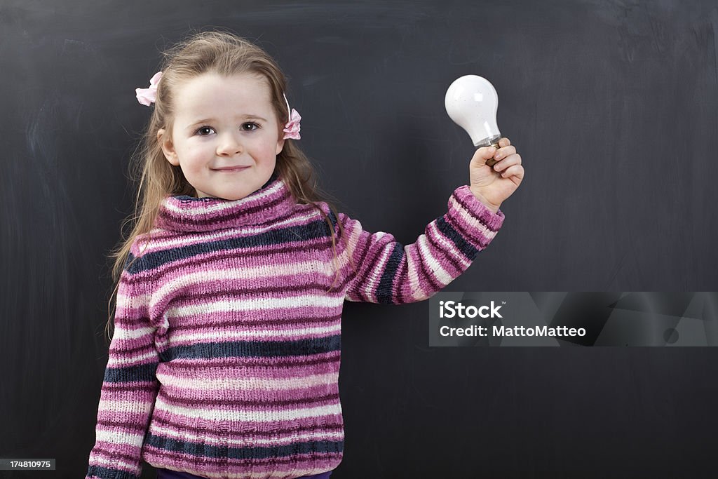 Jolie fille devant un tableau - Photo de Ampoule électrique libre de droits
