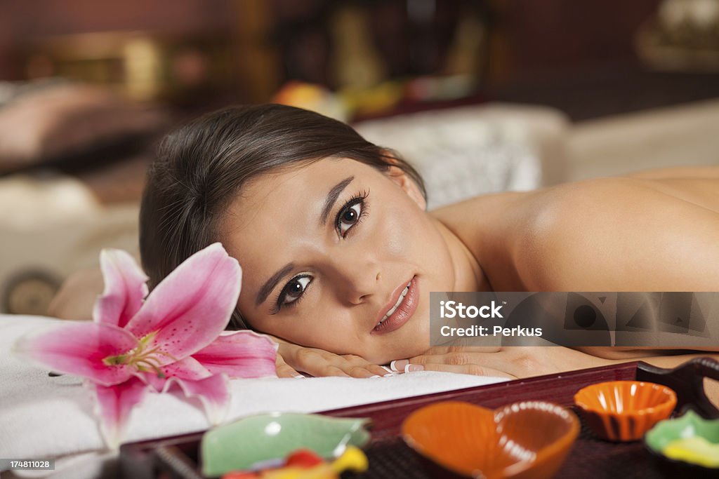 Hermosa mujer en el SPA - Foto de stock de Acogedor libre de derechos