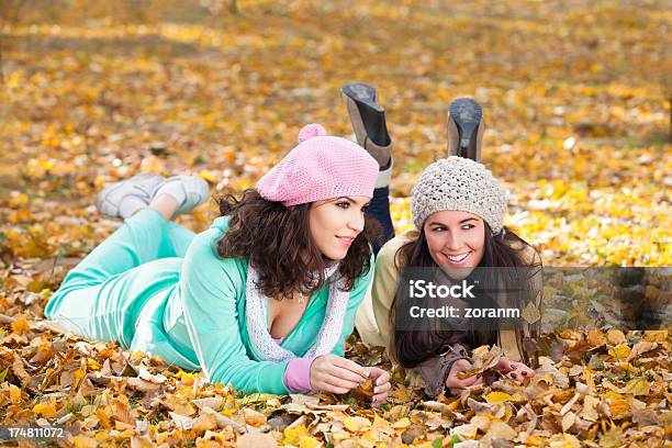 Jesień Dziewczyny - zdjęcia stockowe i więcej obrazów Brązowe włosy - Brązowe włosy, Czapka, Dorosły