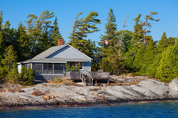 lake cottage, kanada - canadian flag fotos stock-fotos und bilder