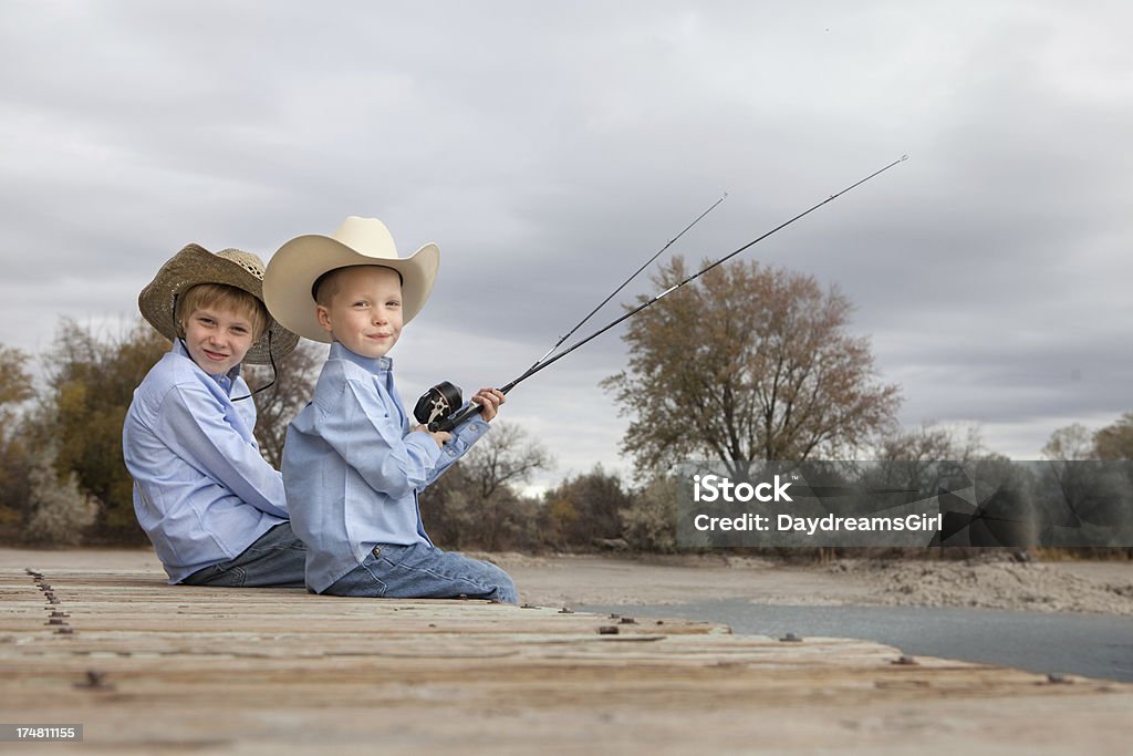 Brothers 입고 카우보이 모자 휴식, 낚시 - 로열티 프리 10-11세 스톡 사진