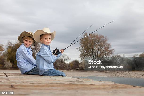 Brothers 입고 카우보이 모자 휴식 낚시 10-11세에 대한 스톡 사진 및 기타 이미지 - 10-11세, 12-13세, 2명