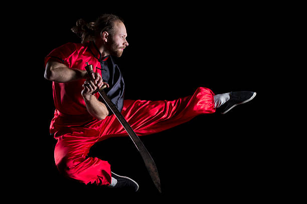 shaolin movimientos de kung fu posición con la lucha de espada dao en aire - dao sword skill action one person fotografías e imágenes de stock