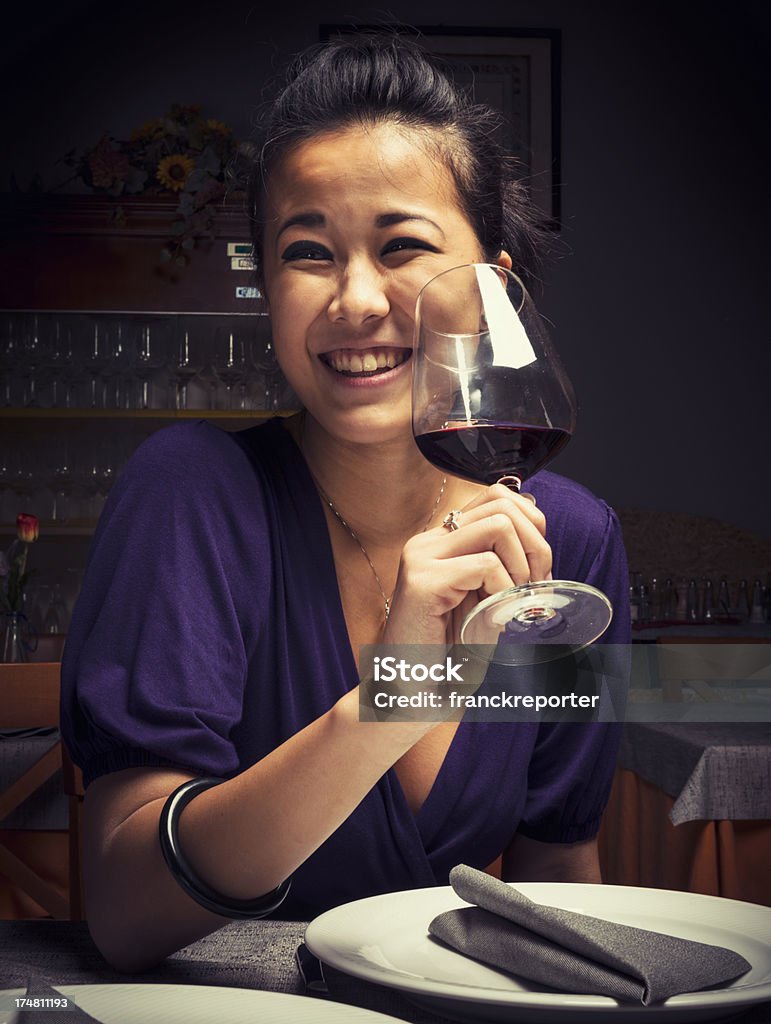 Chinesisches Mädchen lachen im restaurant - Lizenzfrei Alkoholisches Getränk Stock-Foto