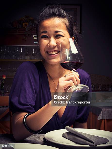 Chinesisches Mädchen Lachen Im Restaurant Stockfoto und mehr Bilder von Alkoholisches Getränk - Alkoholisches Getränk, Asiatischer und Indischer Abstammung, Asien