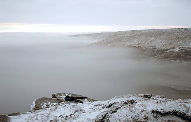 winter-sonnenaufgang über kinder scout, peak district, gb - sunrise tranquil scene blue plateau stock-fotos und bilder