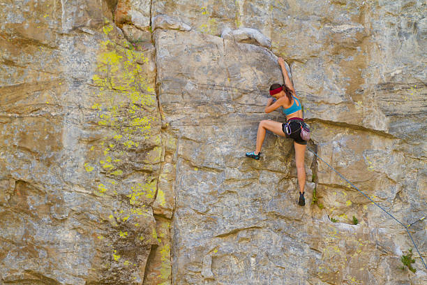 femme d'escalade - rock climbing mountain climbing women achievement photos et images de collection