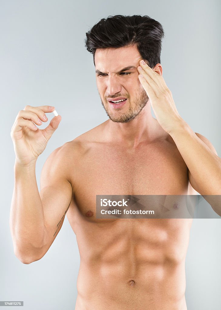 Hombre teniendo un dolor de cabeza - Foto de stock de 20 a 29 años libre de derechos