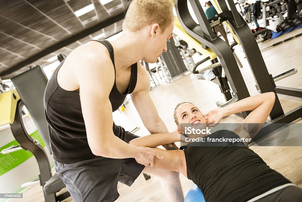 Entrenador asistencia durante el ejercicio - Foto de stock de 20 a 29 años libre de derechos