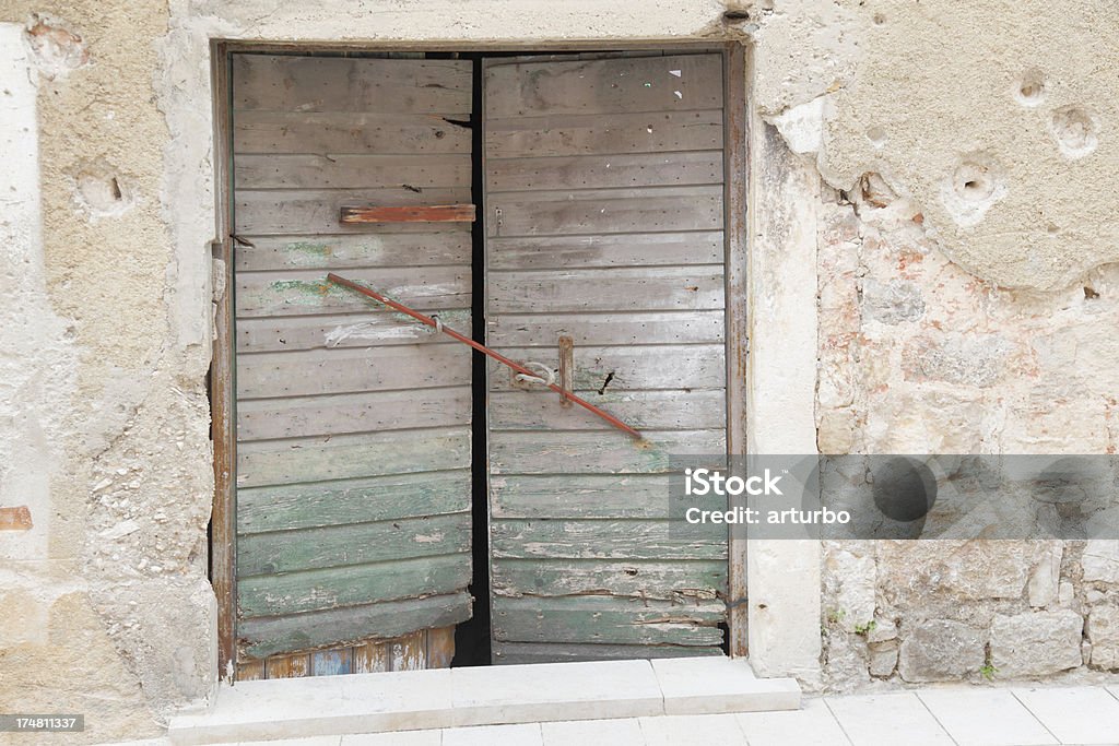 늙음 잠겼음 비바람을 맞은 문에 벽면 자그레브발 - 로열티 프리 0명 스톡 사진