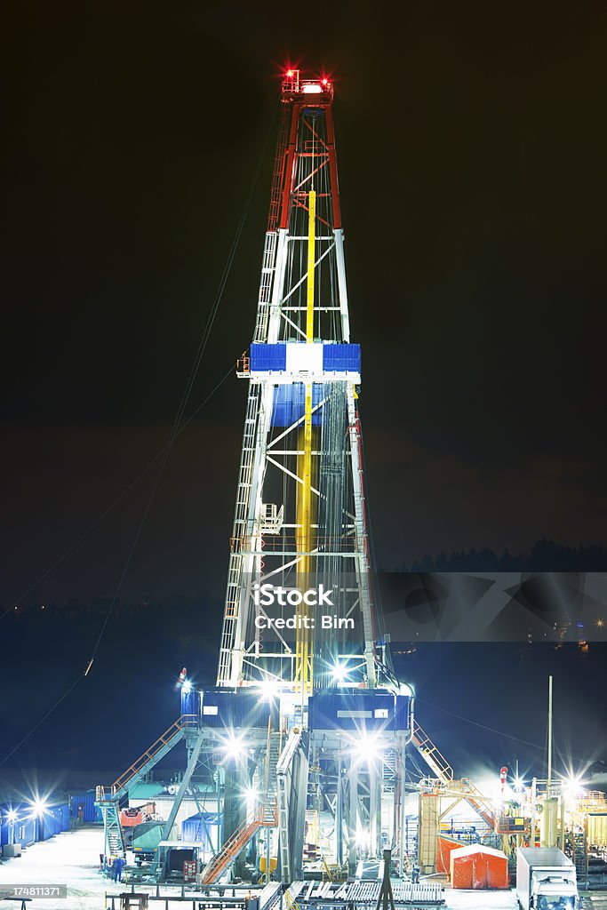 Torre perforadora iluminado en la noche - Foto de stock de Nieve libre de derechos