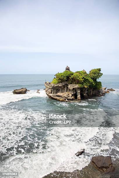 Tempio Di Tanah Lot A Bali - Fotografie stock e altre immagini di Acqua - Acqua, Architettura, Baia