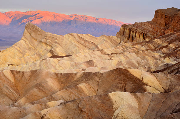 manhã nascer do sol paisagem do vale da morte zabriskie point,, califórnia, eua - awe death valley desert sandstone sunrise imagens e fotografias de stock