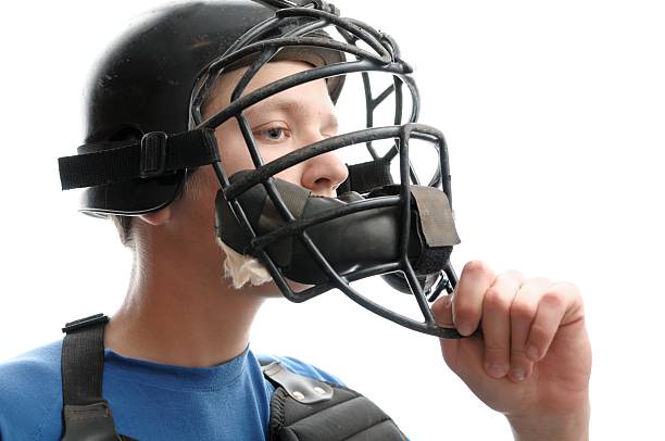apanhador de beisebol ajustando máscara - baseball helmet baseball sport adjusting - fotografias e filmes do acervo