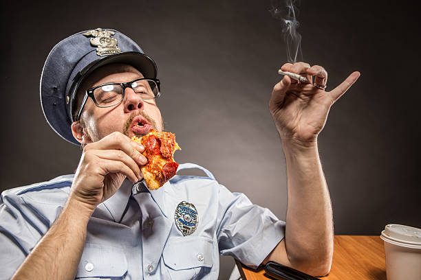 chefe da polícia em lanchar comer pizza e tabaco - humor badge blue crime imagens e fotografias de stock