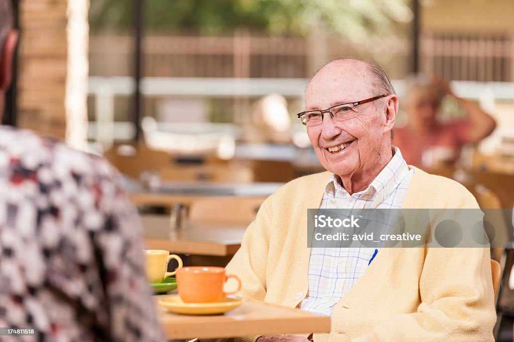 Homme Senior au Restaurant - Photo de Adulte libre de droits