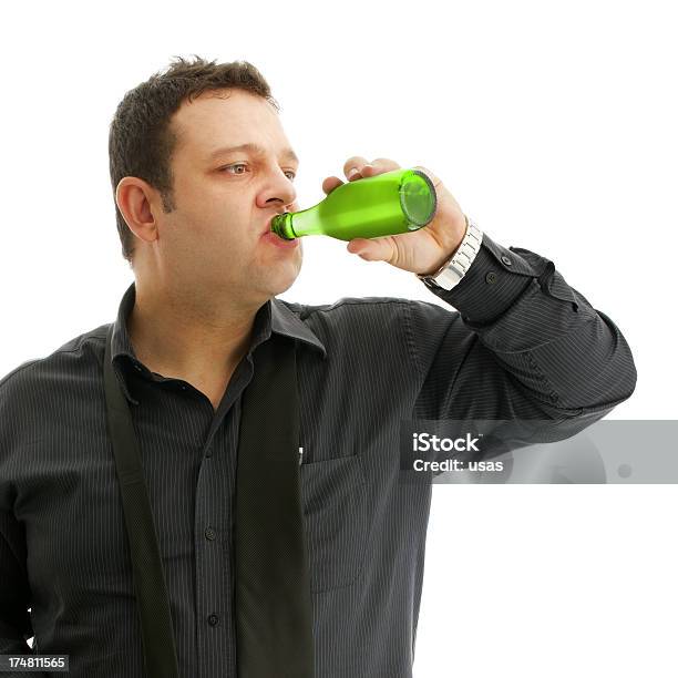 Hombre Bebiendo Agua Mineral O Foto de stock y más banco de imágenes de Beber - Beber, Botella de gaseosa, Adulto