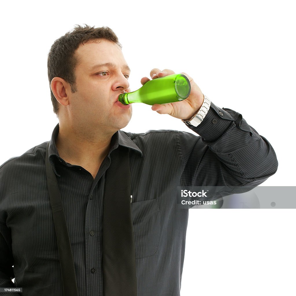 Człowiek pije wody lub minerałów - Zbiór zdjęć royalty-free (Butelka wody gazowanej)