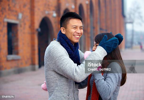 Szczęśliwa Młoda Para Zabawy Razem - zdjęcia stockowe i więcej obrazów 20-24 lata - 20-24 lata, Azjaci, Chińczycy