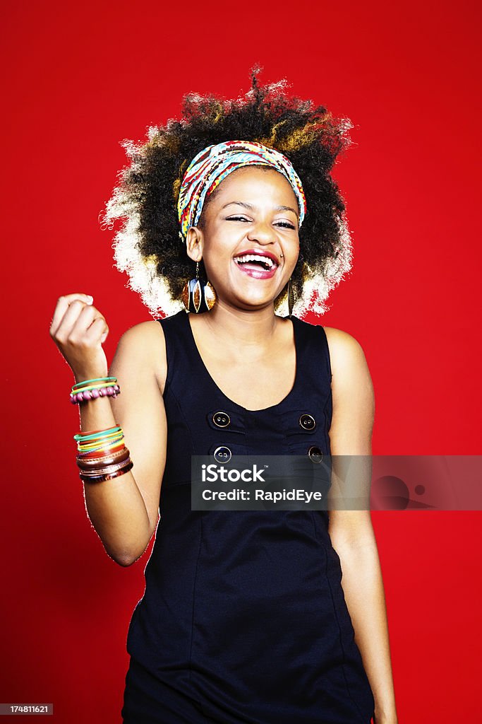 ¡Sí! Sonriente mujer de pelo afro-hace aproving clenched de primer paso - Foto de stock de 20 a 29 años libre de derechos