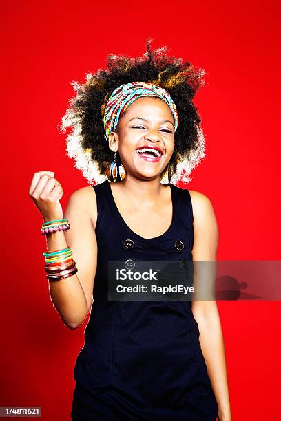 Sí Sonriente Mujer De Pelo Afrohace Aproving Clenched De Primer Paso Foto de stock y más banco de imágenes de 20 a 29 años