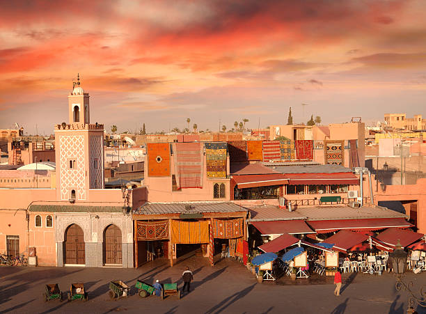 djemaa el fna-platz in marrakesch - alpenglühen stock-fotos und bilder