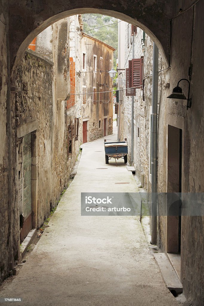 Starożytny romantycznego miasta brukowanej alley z stary koszyk, Chorwacja - Zbiór zdjęć royalty-free (Bez ludzi)