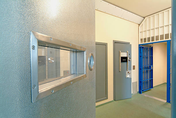 vue de l'intérieur d'une moderne ouvert avec porte de prison - prison cell photos et images de collection
