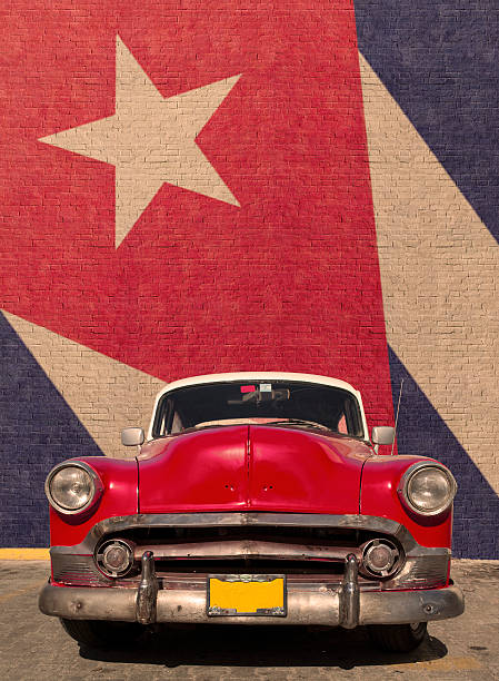 auto d'epoca a cuba - bandera foto e immagini stock