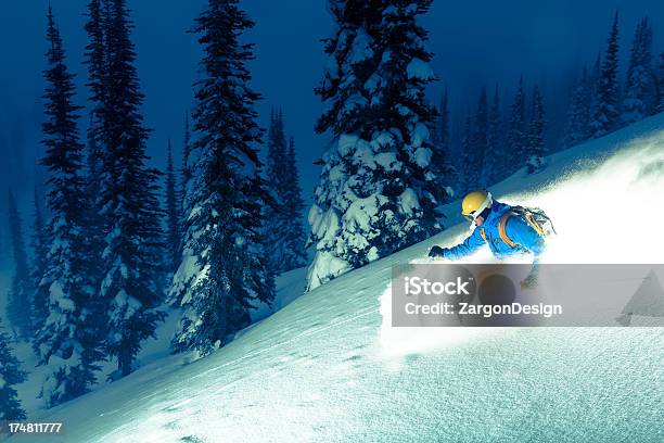 Skifahren Im Pulverschnee Stockfoto und mehr Bilder von Baum - Baum, Blitzbeleuchtung, Britisch-Kolumbien