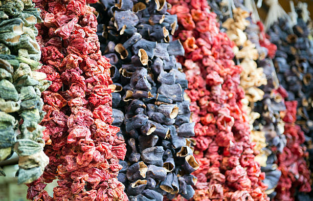 piment séché et aubergine sweet - eggplant vegetable food close up photos et images de collection