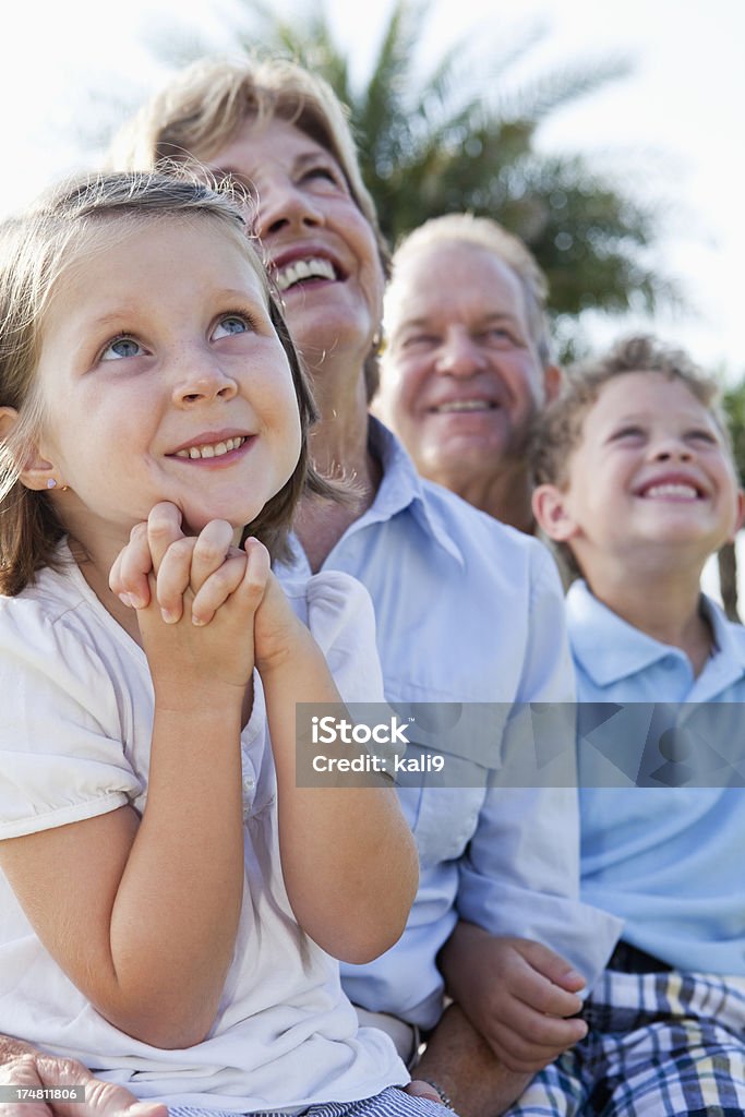 Enfants avec les grands-parents à l'extérieur - Photo de 4-5 ans libre de droits